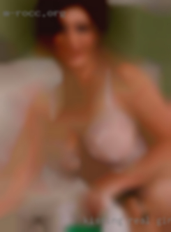 Kissing real girl seekingtogirl.